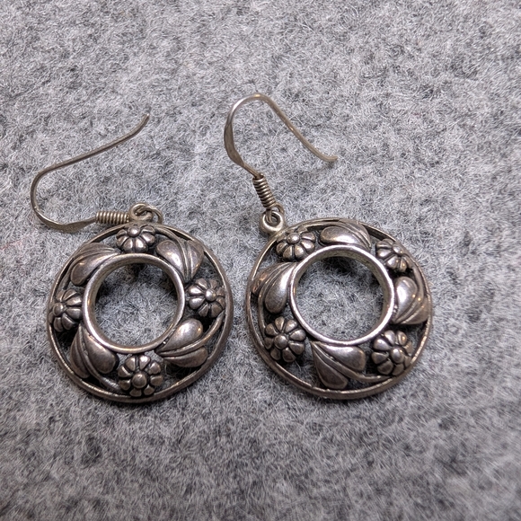 Vintage sterling silver repoussé floral and leaf motif dangle earrings, stamped - Picture 4 of 5